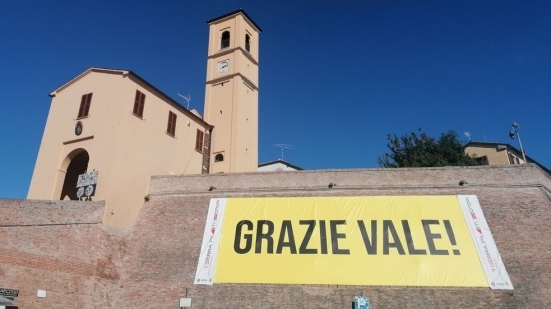 Il grande abbraccio del popolo giallo per l'ultima gara di Valentino Rossi in Italia, tutto pronto a Tavullia