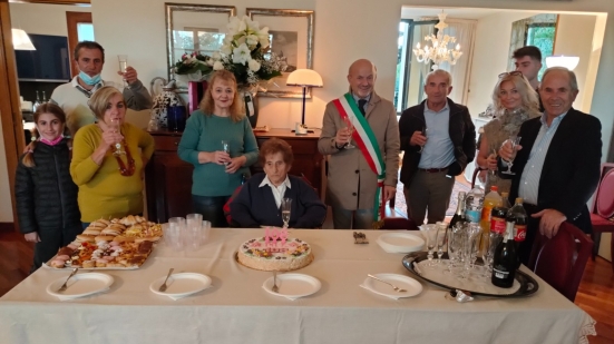 A Bottega di Vallefoglia festeggiati i 108 anni di nonna Elisa, tra le più longeve di tutta la regione