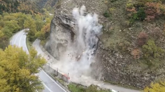 Distaccamento del costone sulla S.S. Flaminia, questa mattina la prima volata con materiale esplosivo (VIDEO)