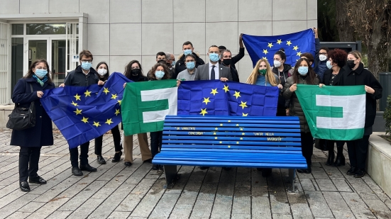 Inaugurata a Pesaro la prima "Panchina Europea" nelle Marche, Pozzi: "Simbolo di pace e opportunità"