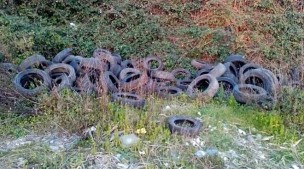 Abbandonati 1500kg di pneumatici e 500 kg di rifiuti in giro per la provincia: individuato il responsabile