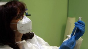 La somministrazione della terza dose passa da sei a cinque mesi dal completamento del ciclo vaccinale