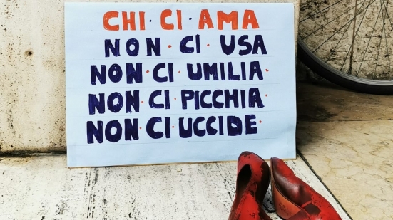 Giornata per l'eliminazione della violenza contro le donne: le foto del presidio in Piazza del Popolo