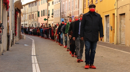 Grande successo e tanta emozione a San Costanzo questa mattina per "Uomini in scarpe rosse"