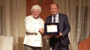 Targa di Confcommercio Marche Nord al ristorante hotel "La Ginestra" per i suoi 50 anni di attività