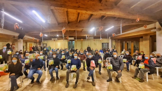 Consegnati ieri al centro sociale Monaldi di Pesaro panettoni e salumi ai 170 di "Volentieri Volontari"