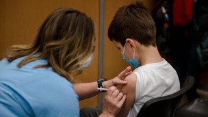 Vaccini anti-Covid per bambini e bambine dai 5 agli 11 anni nelle Marche, si parte giovedì 16 dicembre