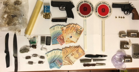 Rapine, sequestro di persona, aggressioni, armi e spaccio: arrestati due giovani nel pesarese a Capodanno