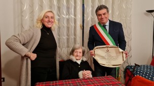 Il sindaco di Fano festeggia lo storico traguardo di Veglia Bernacchia, spente le 100 candeline