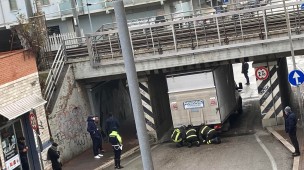 Furgone incastrato nel sottopasso di via Rossi a Pesaro, in corso l'intervento dei Vigili del Fuoco - FOTO
