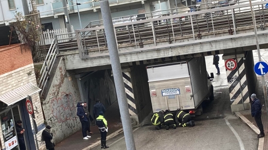 Furgone incastrato nel sottopasso di via Rossi a Pesaro, in corso l'intervento dei Vigili del Fuoco - FOTO