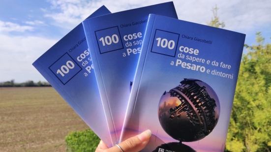 Grande successo in libreria per la guida "100 cose da sapere e da fare a Pesaro e dintorni" di Chiara Giacobelli