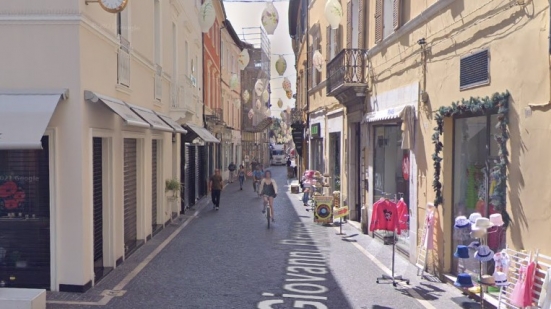 Si rafforza il Regolamento sul decoro: vietati tutti i take away nelle vie principali del centro storico di Pesaro