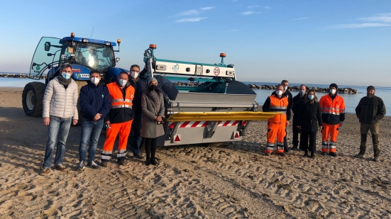 Da oggi a Fano le spiagge saranno ancora più pulite con il nuovo "BeachTech 2500" acquistato da Aset Spa