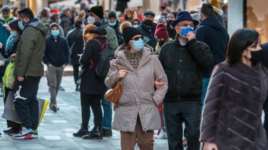 Da venerdì 11 febbraio stop alle mascherine all'aperto, lo prevede l'ordinanza firmata dal ministro Speranza