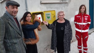 "Le Strade di Luca" dona un defibrillatore a Borgo Santa Maria, Pesaro città sempre più cardio-protetta