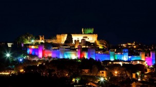 Le mura della Rocca di Gradara illuminate con i colori della pace, "vicini al popolo ucraino sotto attacco"