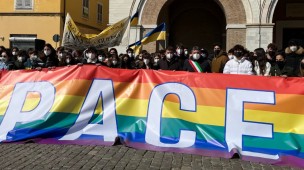 Fano per la Pace, tantissimi giovani questa mattina in Piazza XX Settembre a sostegno dell'Ucraina