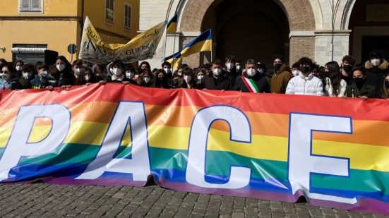 Fano per la Pace, tantissimi giovani questa mattina in Piazza XX Settembre a sostegno dell'Ucraina