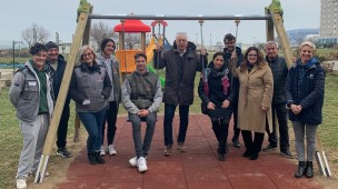 A  Baia Flaminia la nuova altalena regalata da Altrogiro