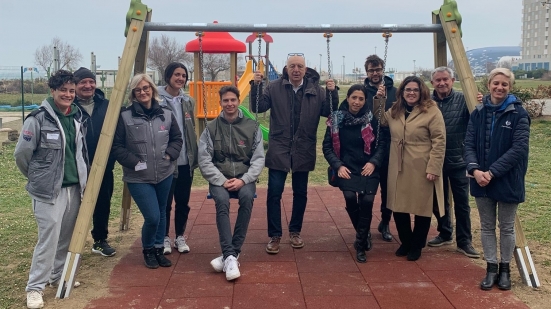 A  Baia Flaminia la nuova altalena regalata da Altrogiro