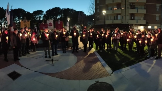 A Vallefoglia grande partecipazione alla fiaccolata contro la guerra in Ucraina
