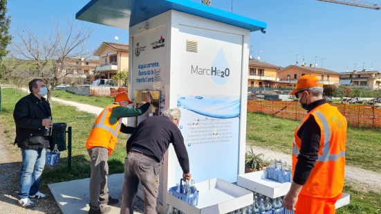 Tavullia aderisce alla Giornata dell'Acqua e distribuisce gratuitamente 600 bottiglie di vetro ai cittadini