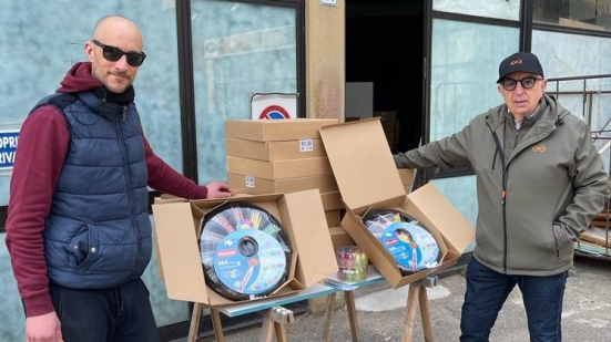 Vitalart dona migliaia di pennarelli e colle colorate a nidi, scuole dell'infanzia e oratori di Pesaro