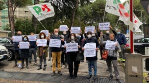 Manifestazione PD davanti al San Salvatore: "Vicini al dottor Gnudi, preoccupati per la gestione della sanità"