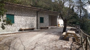 Rinasce il Rifugio del Furlo: domenica l'inaugurazione della struttura nella foresta del monte Pietralata
