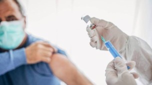 La quarta dose del vaccino anti-Covid è prevista per over 80, ospiti delle RSA e fragili tra 60 e 79 anni