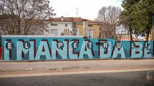 Dieci anni di Mural Vernacolo, al Campus scolastico di Pesaro la nuova opera "I manca da bé el petroli"