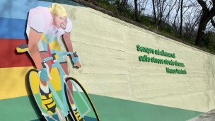 Inaugurata la Curva Pantani, a Gabicce l'opera dedicata al "pirata" che sfreccia sulla Via Panoramica
