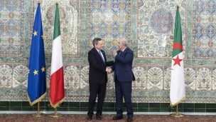 Firmato l'accordo tra Italia e Algeria su energia e gas, Draghi: "Riduciamo la dipendenza dalla Russia"