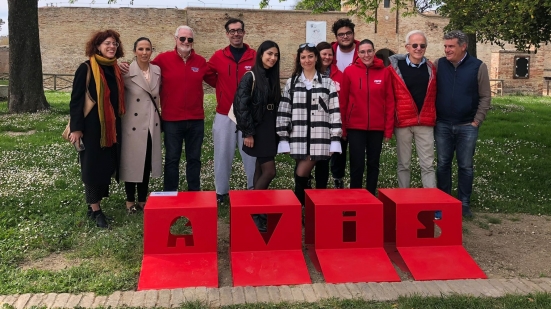 Alla Rocca Malatestiana la terza panchina dell'Avis, progettata dalle studentesse del Liceo Apolloni