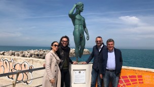 Ripristinata la targa sulla copia della statua del Lisippo sulla celebre passeggiata nel Porto di Fano