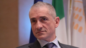 Il sottosegretario Costa: "Dal 1° maggio via l'obbligo di mascherina al chiuso per tutti a parte in alcuni casi"