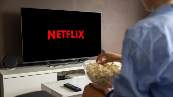 Netflix crolla del 40%, possibili abbonamenti a basso prezzo ma con pubblicità per evitare la fuga di utenti