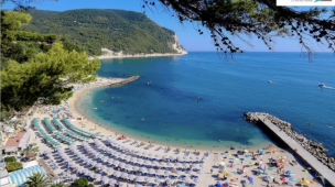 La spiaggia di San Michele di Sirolo è tra le più belle d'Europa, per il quotidiano britannico The Guardian