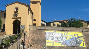 A Tavullia torna lo striscione per Valentino Rossi che dalle mura del borgo dà il benvenuto a cittadini e turisti