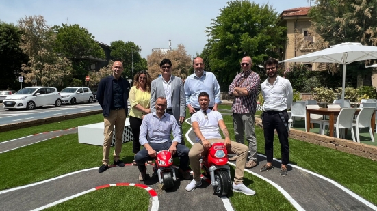 A Pesaro il casco più grande del mondo, Ricci: «L’omaggio della città a Valentino Rossi»
