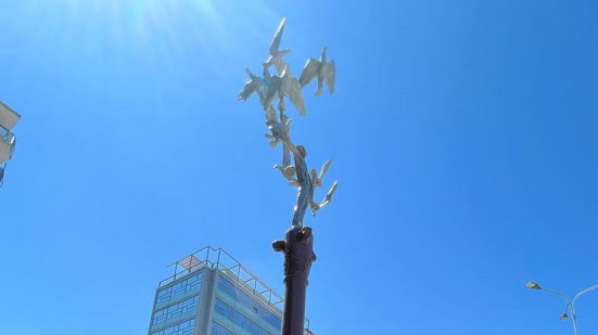 I meravigliosi "Gabbiani" di Vangi ora volano su piazzale Matteotti, inaugurata la nuova opera del grande artista