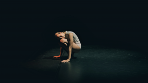 Residenze d'artista a Pesaro, domenica alla Chiesa della Maddalena in scena Lucia Mauri con "Fuoricampo"