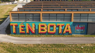 Artisti e studenti del Liceo Scientifico di Pesaro per il restyling del murales "Tén bota ch'la i è dura par tutti"