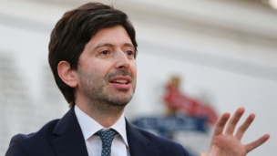 Il ministro Roberto Speranza: "Verrà estesa l'età per il richiamo del vaccino anti Covid in autunno"