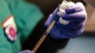 Vaccini, Unione Europea: "Non c'è tempo da perdere, gli Stati si attivino per i richiami a over 60 e vulnerabili"