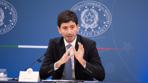 Speranza: "Al via la somministrazione della quarta dose anche agli over 60, la battaglia al Covid non è vinta"