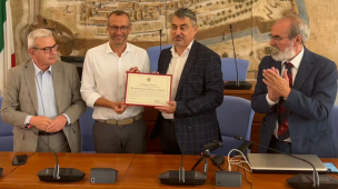 Il Comune di Pesaro ha consegnato questa mattina al dott. Umberto Gnudi il riconoscimento di Elevati Meriti