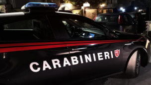 Colpisce l'ex moglie con una balestra poi si toglie la vita