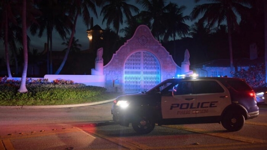 La residenza in Florida di Donald Trump perquisita dall'Fbi, "attacco strumentale della sinistra radicale"